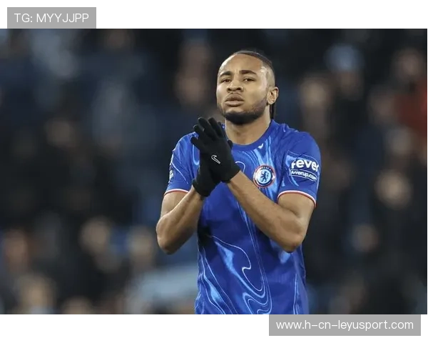 切尔西一脚长传找到恩昆库，挑射轻盈入网